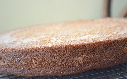 1. Этап. Пирог на банановой муке: 6. Минут 5 остудите в форме, потом еще минут 15 — на решетке. Пирог на банановой муке с яблоками — это очень вкусно. Приятного чаепития!