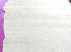 1. Этап. Творожное тесто с яблоками: Тесто раскатайте любым удобным для вас способом. Оно не должно быть слишком тонким, так как творожное тесто очень легко рвется. Приблизительная толщина должна составлять 4-5 миллиметра. Затем острым ножом разрежьте тесто на квадратики, в которые поместятся яблочки.