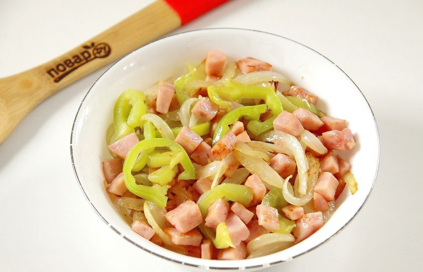 1. Этап. Картофельная запеканка на сковороде: Обжарьте лук, перец и ветчину на сковороде до готовности, добавьте соль по вкусу и переложите пока начинку на тарелку.