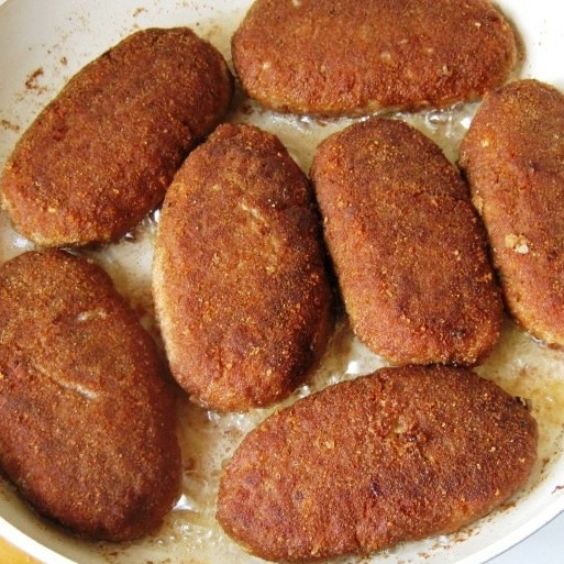 1. Этап. Свиные зразы: Обжариваем на сковороде с обеих сторон до золотистой корочки, затем сбавляем огонь, накрываем крышкой и тушим еще несколько минут до готовности. Зразы готовы!