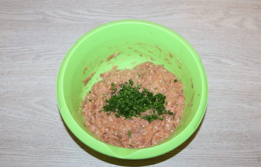 1. Этап. Рыбные ёжики: Перемешайте, добавьте нарезанную зелень.