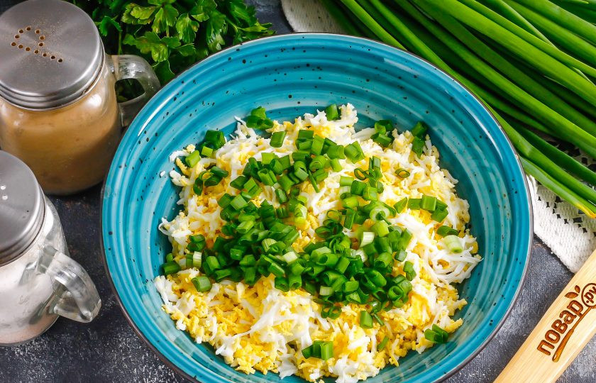 1. Этап. Паштет из копченой рыбы: Промойте стебли зеленого лука и измельчите их. Добавьте в емкость к измельченным яйцам. Если зеленого лука нет в наличии, то обжарьте мелко нарезанный репчатый лук на растительном масле и добавьте в паштет.