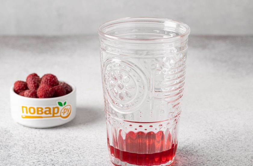 1. Этап. Безалкогольный коктейль Мохито с малиной: В стакан добавьте 1-2 ст.л. малинового сиропа.