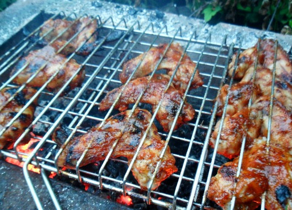 1. Этап. Крылышки на мангале: Во время жарки крылышек не забывайте следить за тем, чтобы огонь не возгорался из углей. Для этого мы всегда держим бутылку с водой с продырявленной или просто приоткрытой пробкой. Обязательно нужно поливать костер, если он возгорается. Не бойтесь при этом задеть крылья. Им это только на пользу. Вода сделает их сочнее.