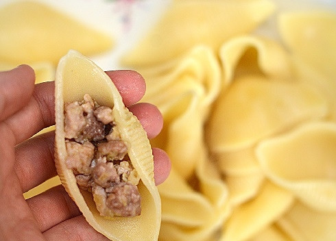 1. Этап. Фаршированные конкильони с курицей: Раскладываем по ракушкам куриное мясо.