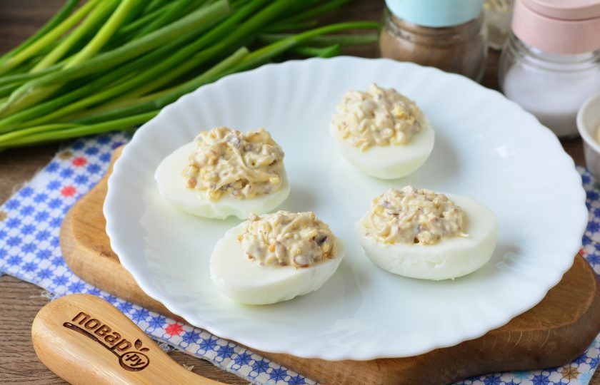 1. Этап. Яйца фаршированные орехами: Нафаршируйте яичные белки.