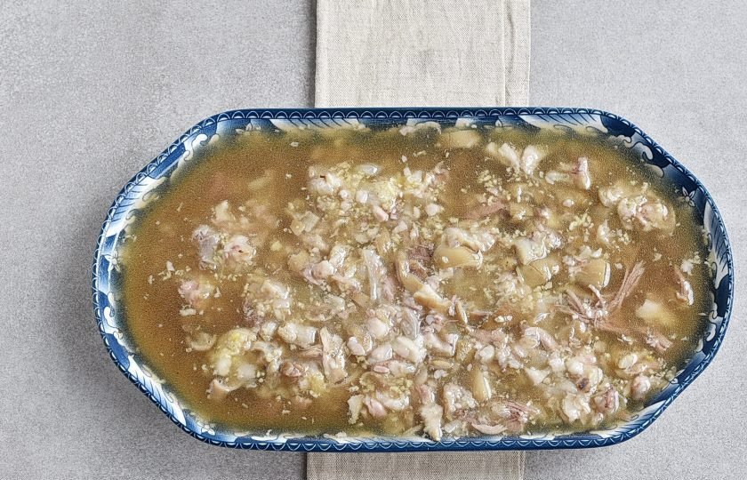 1. Этап. Холодец из свиных ножек в мультиварке: Залейте холодец бульоном и поставьте в холодное место для застывания.