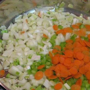 1. Этап. Сырный Тортеллини с мясным соусом: Овощи нарезаны: