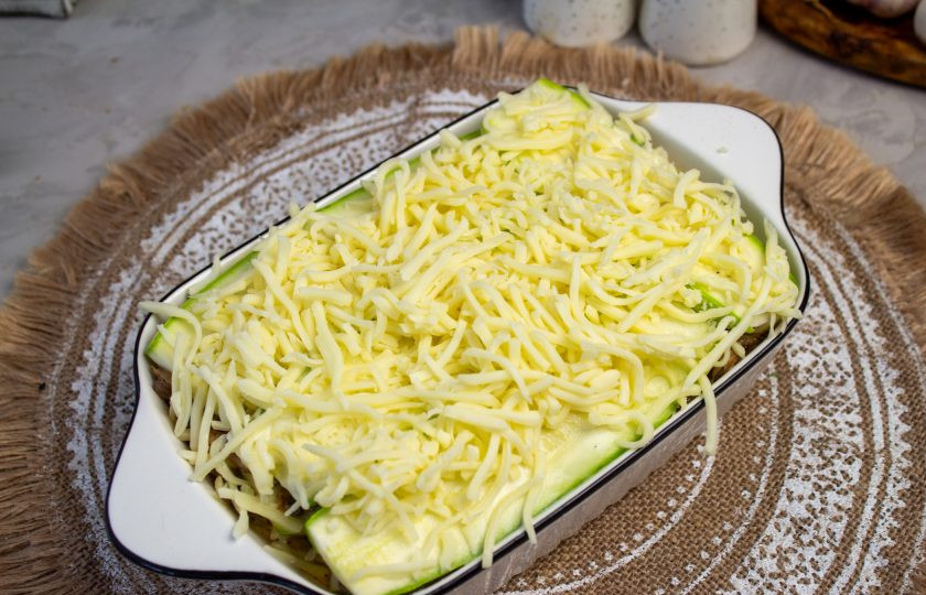 1. Этап. Лазанья из кабачков с грибами: Затем слои повторите — кабачки, начинка и сыр. Последний слой — кабачки и посыпьте верх оставшимся сыром. Поставьте в разогретую до 180 градусов духовку на 30-35 минут.