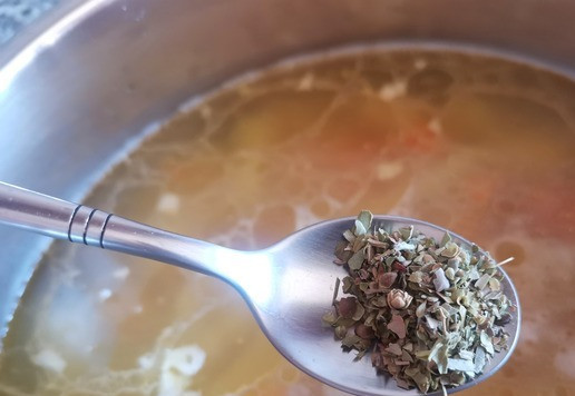 1. Этап. Куриный суп с брокколи: душицу.