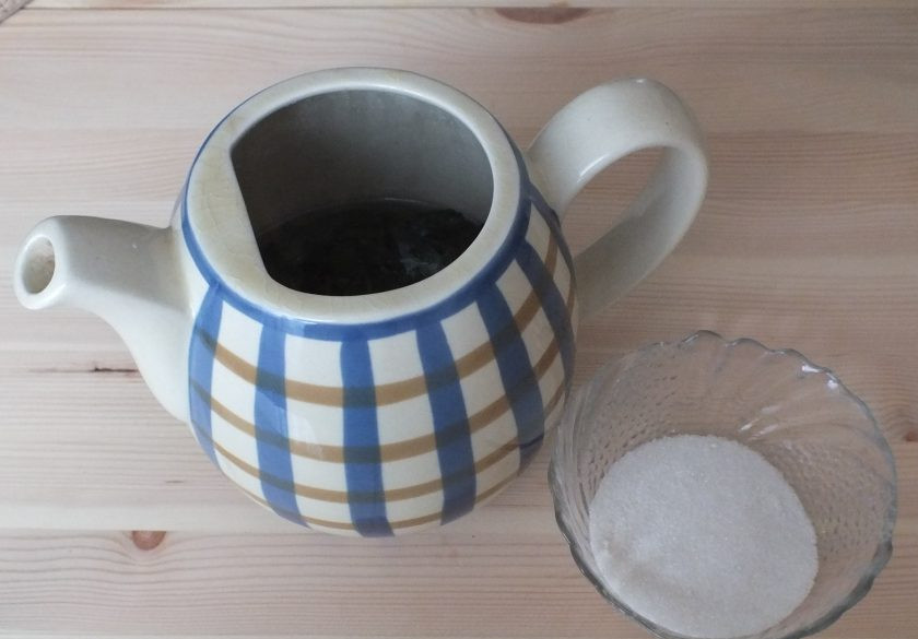 1. Этап. Марокканский чай: По истечении времени, добавьте в заварник сахар, размешайте. Чай готов к сервировке.