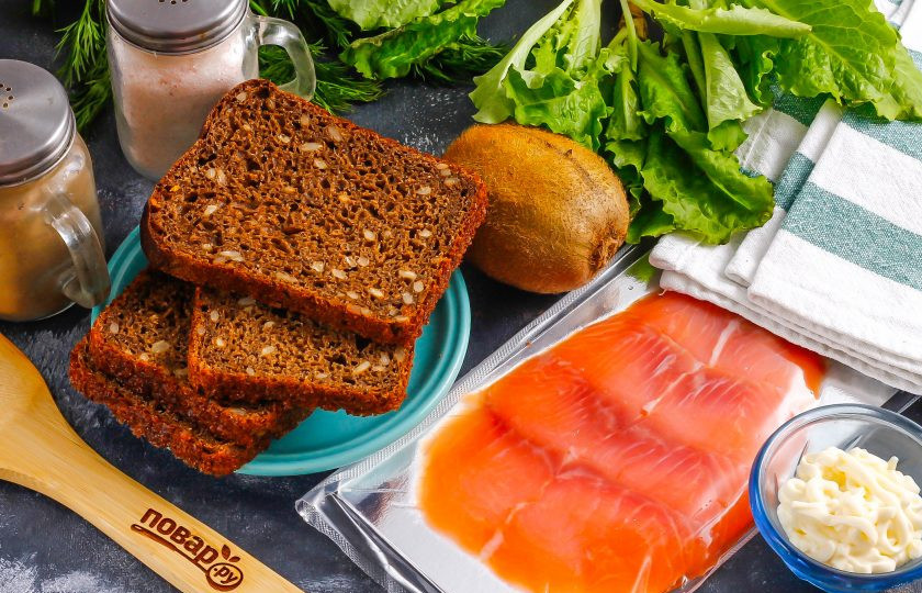 1. Этап. Бутерброды с красной рыбой и киви: Подготовьте указанные ингредиенты. Можно использовать как слабосоленую семгу, так и лосося, кету и т.д.