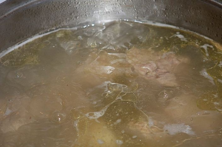 1. Этап. Белые щи: 2. Сварите бульон на свинине. На это у вас уйдет пару часов. За это время подготовьте зажарку.