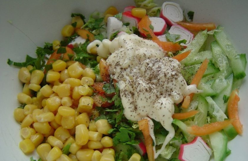 1. Этап. Салат из пекинской капусты и крабовых палочек: Все нарезанные ингредиенты вместе с кукурузой, майонезом и солью соедините в салатнице.