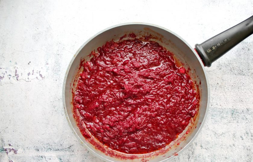 1. Этап. Борщ из оленины: Влейте в сковороду немного бульона, перемешайте, закройте крышкой и тушите на медленном огне в течение 10 минут.