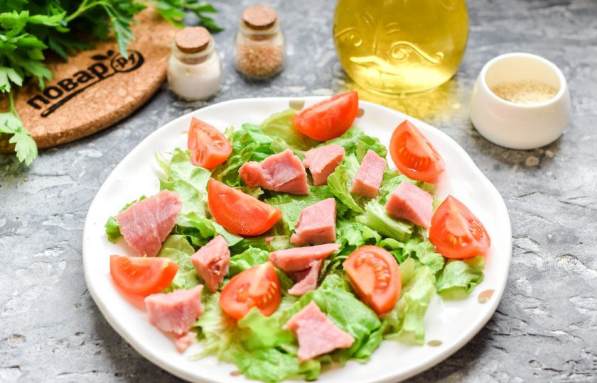 1. Этап. Салат из авокадо с ветчиной: Выбирайте самую вкусную ветчину. Нарежьте ветчину кубиками и добавьте в салат.