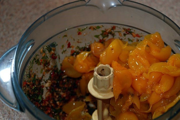 1. Этап. Аджика из алычи на зиму: 3. Добавим мякоть алычи, соль и сахар. Смешаем до однородности в блендере.