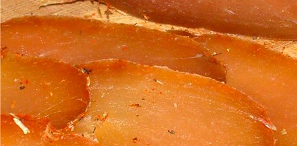 1. Этап. Карпаччо из курицы: Нам остается только тонко нарезать мясо, выложить его на блюдо и украсить лимоном, пармезаном и рукколой. Приятного аппетита!