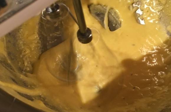 1. Этап. Беарнский соус: Растопите сливочное масло и держите его теплым. Подготовьте паровую баню: поставьте большую кастрюлю с водой, дайте ей закипеть, сверху будем ставить миску (дно миски не должно касаться воды), когда будем взбивать соус, огонь нужно убавить до маленького. В миске взбейте миксером желтки с 3 ст. л. уксусно-луковой основы, поставьте миску на паровую баню. Продолжая взбивать, понемногу добавляйте растопленное масло, буквально по каплям.