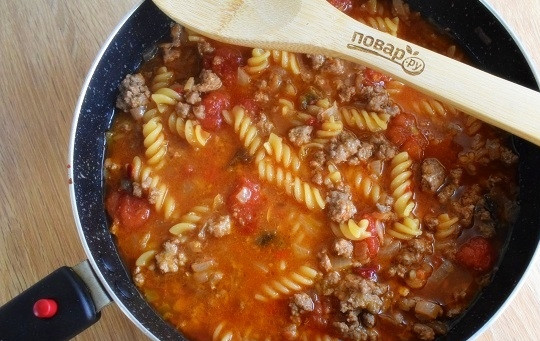 1. Этап. Гуляш Восхитительный: Тушите на среднем огне до готовности макаронных изделий. В течение 5-7 минут.