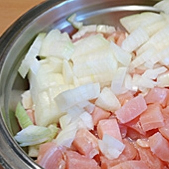 1. Этап. Запеканка в мультиварке: Лук нарежьте небольшими кубиками. Чем больше лука вы добавите, тем сочнее будет запеканка.