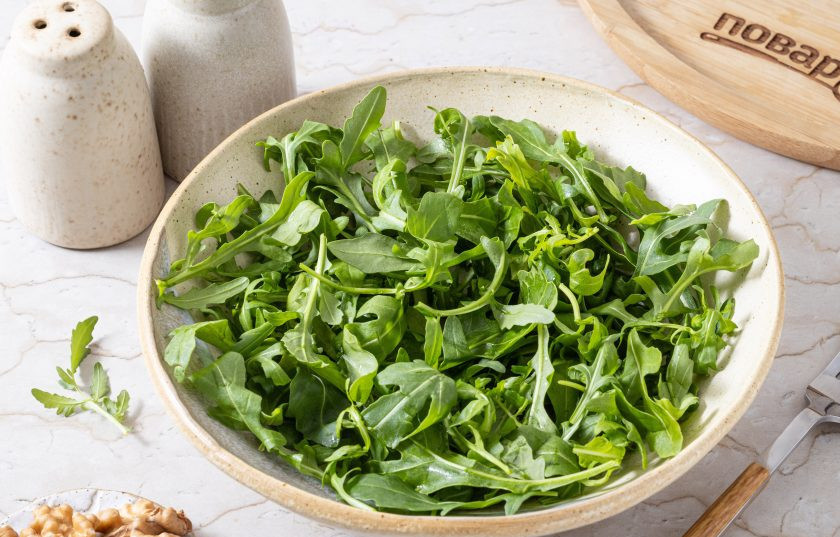 1. Этап. Салат со свеклой и сливочным сыром: Руколу помойте и обсушите, выложите в глубокую миску.