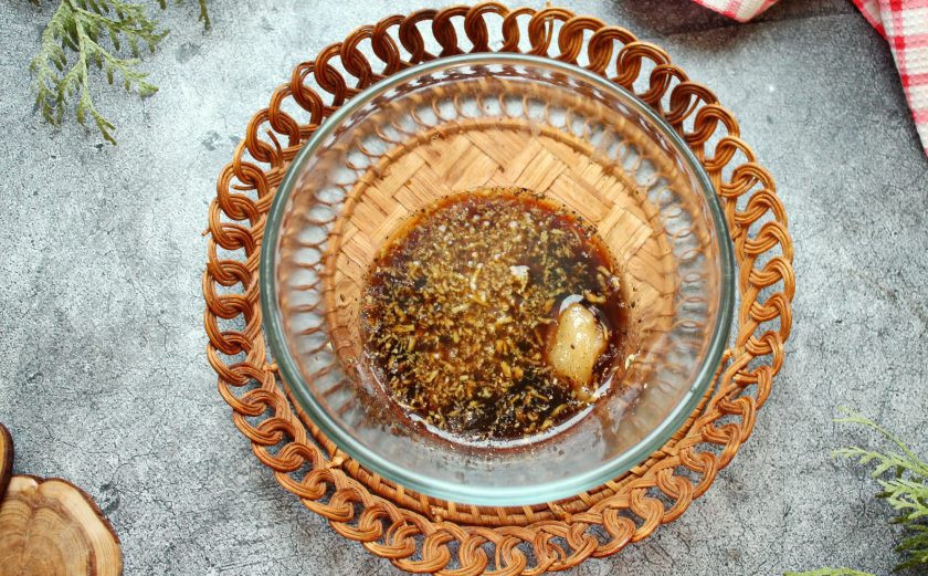 1. Этап. Утка в имбирной глазури: В миске смешайте тертый имбирь, соевый соус, мед, лимонный сок, растительное масло и молотый перец.