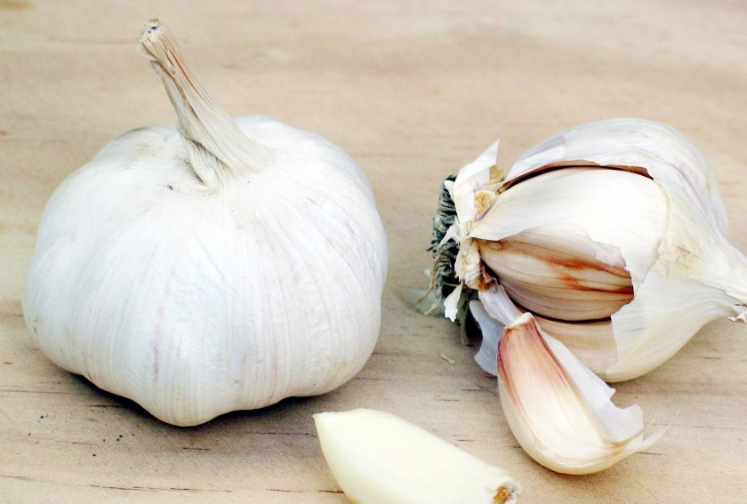 1. Этап. Малосольные огурцы: 2. Очистите корень хрена и чеснок, промойте ветки укропа и листья хрена. Чеснок и хрен нарубите небольшими кусочками.