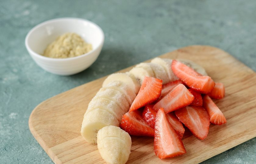 1. Этап. Веганский смузи: Замороженный банан и клубнику нарежьте на ломтики.