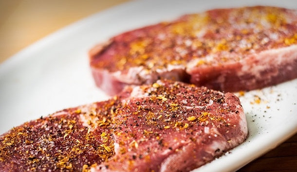 1. Этап. Стейк рибай на сковороде: 3. Стейк рибай посолите и поперчите с обеих сторон.