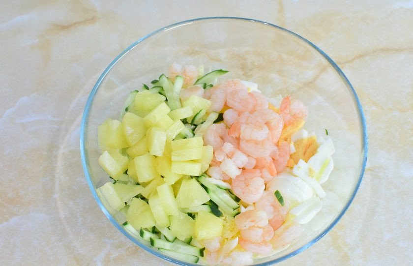 1. Этап. Салат с ананасом, креветками и пекинской капустой: С консервированных ананасов слейте сок. Добавьте в салат небольшие кусочки ананаса и очищенные креветки. Заправьте салат майонезом и перемешайте.