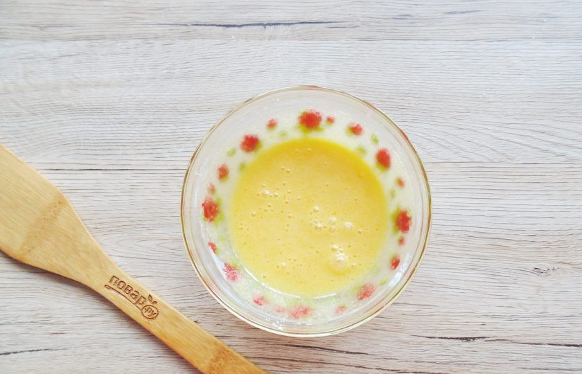 1. Этап. Песочный пирог с яблоками и заварным кремом: В мисочке смешайте желтки, сахар, ванильный сахар и кукурузный крахмал, который можно заменить мукой. Смесь должна быть однородной, без комочков.