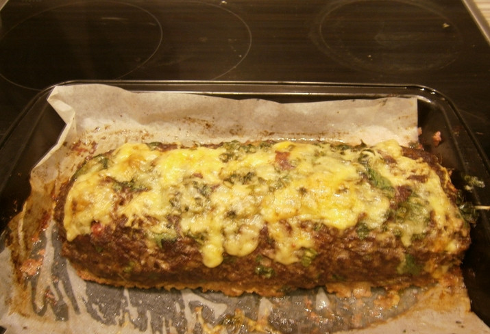 1. Этап. Мясной рулет из лосятины: Прокалываем рулет вилкой в нескольких местах. Запекаем в духовке 20 минут, температура — 180 градусов. Затем присыпаем тертым сыром и остатками зелени. Запекаем еще 15 минут.