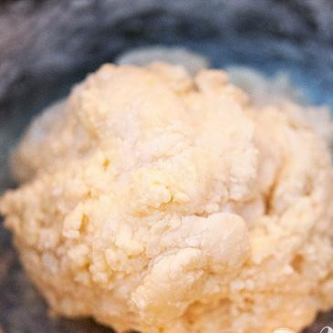 1. Этап. Бразильские сырные булочки: 4. Перемешать, пока тесто не станет густым. Добавить дополнительную муку, если необходимо.