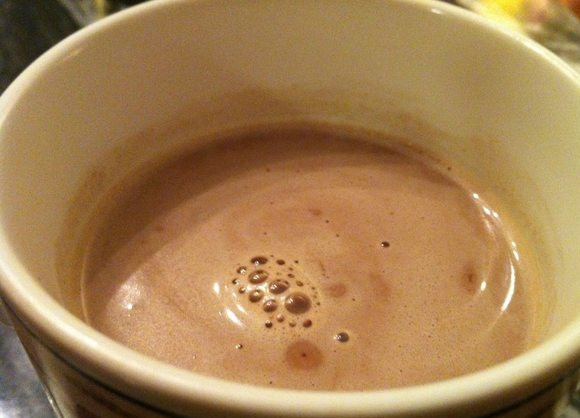 1. Этап. Какао в микроволновке: 3. Хорошенько все перемешайте, чтобы получилась однородная консистенция, затем снова отправьте вариться на 30 секунд. Сразу подавайте напиток, пока он горячий.