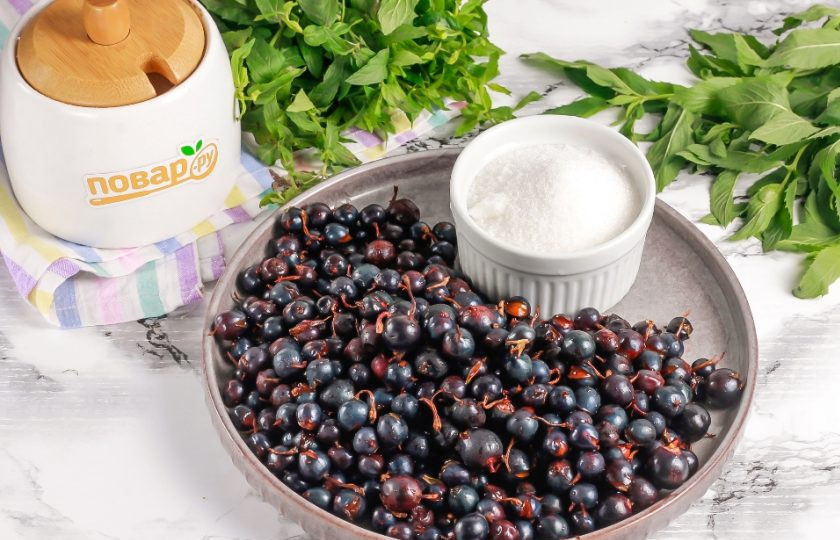 1. Этап. Королевское варенье из черной смородины: Подготовьте указанные ингредиенты. Переберите ягоды смородины, отложите в сторону подпорченные и мелкие. Для варенья подойдут только крупные.