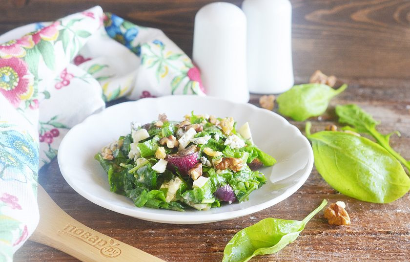 1. Этап. Салат с луком и голубым сыром: 6. Смешайте нарезанную зелень с шалотом и сыром. Посыпьте орехами и подавайте к столу. Приятного аппетита!