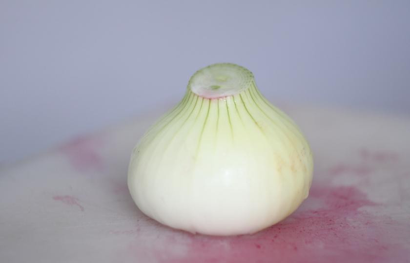 1. Этап. Борщ на бобах: Затем почистить лук.