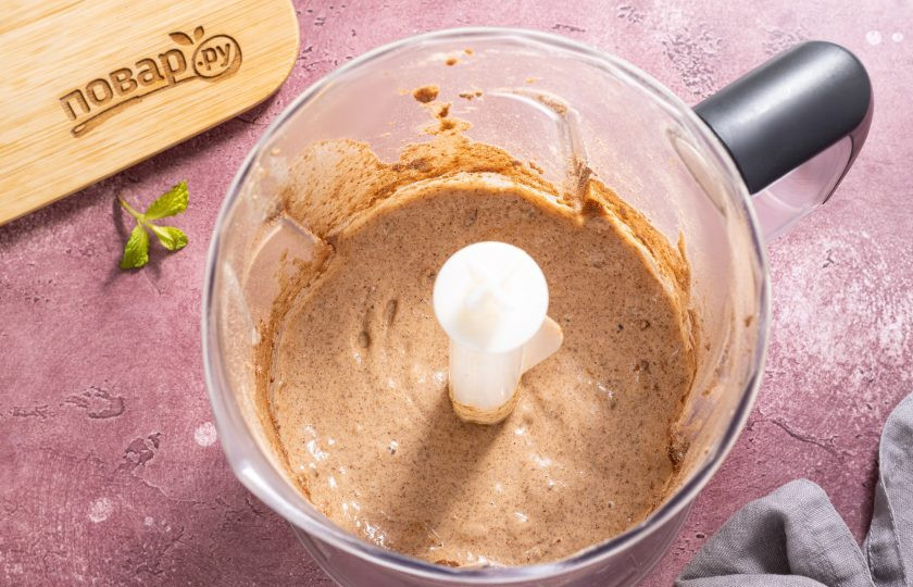 1. Этап. Льняная каша с протеином: Измельчите до однородности.