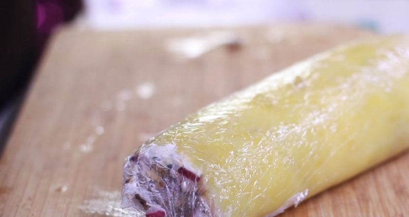 1. Этап. Салат Новогодняя хлопушка: Сверните пленку рулетиком, поставьте в холодильник на 20 минут.