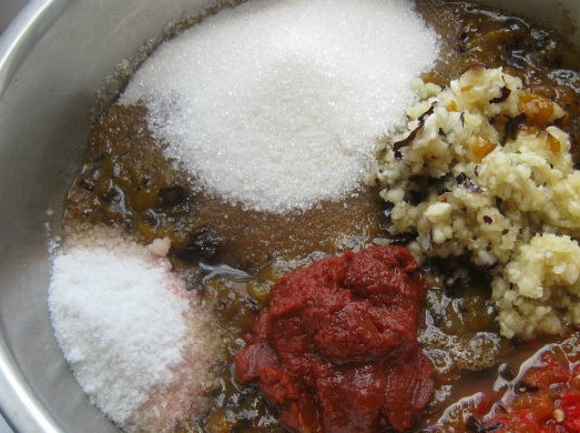 1. Этап. Аджика со сливами: Нам необходима мясорубка или блендер для дальнейших действий. Закладываем очищенную сливу в мясорубку вместе с кусочками перца, чесноком и (по желанию) помидорами. Я взяла томатную пасту. Смешиваем все ингредиенты в кастрюле, доводим до кипения. Затем кладем соль и сахар. Варим на медленном огне полтора часа.