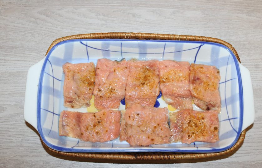 1. Этап. Горбуша с помидорами и сыром в духовке: Выложите филе горбуши в форму смазанную маслом.