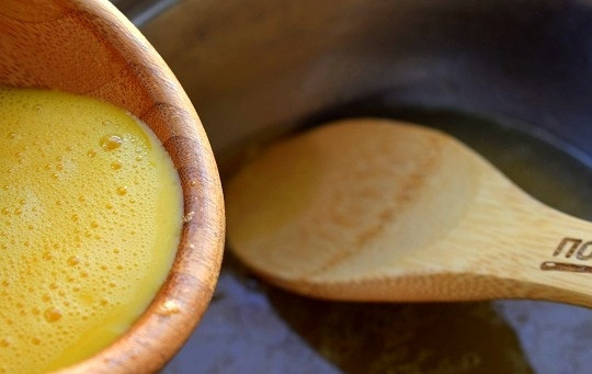 1. Этап. Суп-пюре из яиц (лучше, чем в ресторане): Взбейте яйцо, влейте в бульон, перемешайте. Добавьте соль и перец по вкусу.