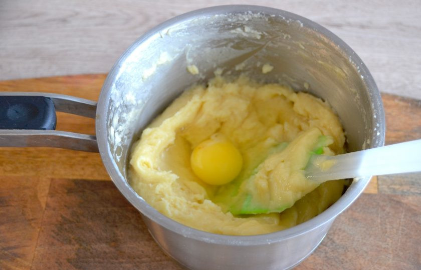 1. Этап. Крем Пломбир для эклеров: Вбейте в тесто по одному яйцу, тщательно вмешивая каждое. Как только вмешаете первое яйцо, вбивайте следующее.