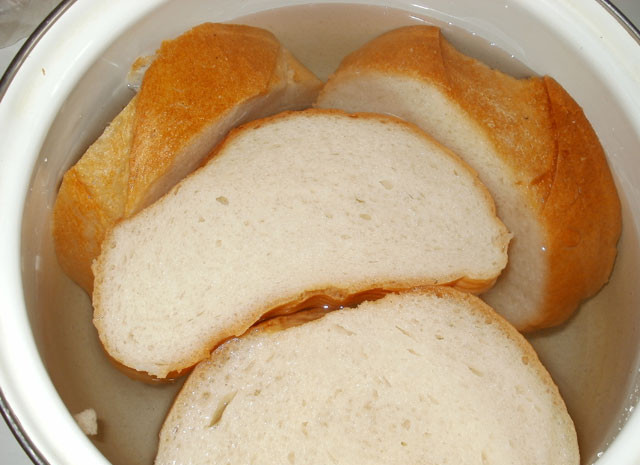 1. Этап. Оладьи из говядины: 1. Хлеб замочим в воде на 15 минут, как на котлеты.