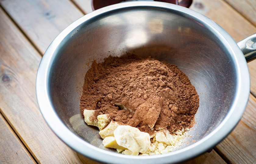 1. Этап. Домашний шоколад из какао масла: В металлическую миску выложите какао масло и какао порошок. Установите миску на водяную баню.