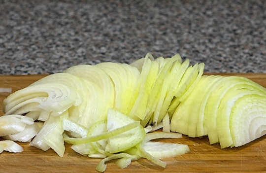 1. Этап. Куриное филе, жаренное на сковороде: 2. Очистите луковицу и измельчите тонкими полукольцами.