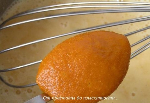 1. Этап. Абрикосовое мороженое с бадьяном: Добавьте морковный соус с бадьяном.