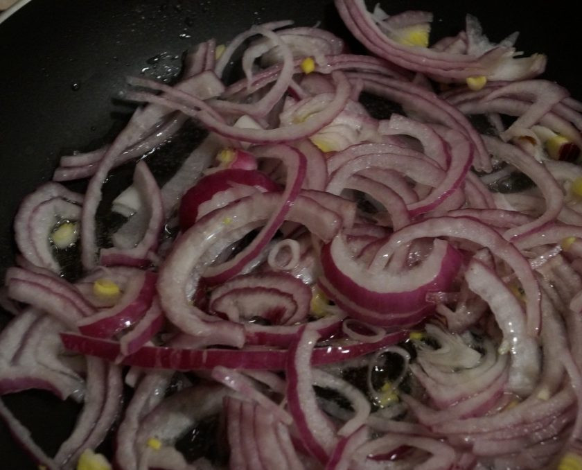 1. Этап. Жареная свиная печень: 4. На отдельной сковороде обжарьте нарезанный полукольцами лук. Я взяла красный лук - он сладкий и хорошо сочетается с печенью.