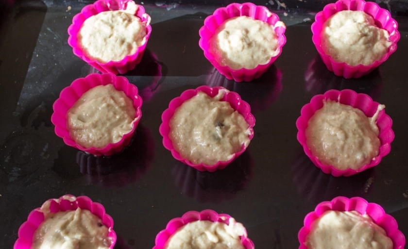 1. Этап. Кексы простые на молоке: 10. Формочки смазываю маслом и вливаю тесто, чтобы до верха оставалось место 1-1,5 сантиметра.